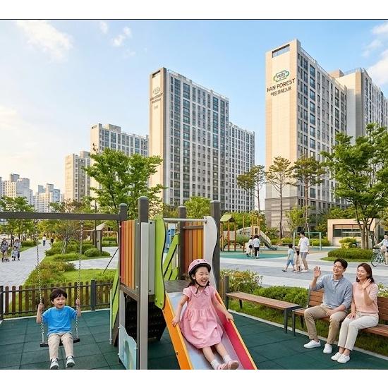 부모산과 주봉저수지가 인근에 위치한 점은 이안포레스트청주의 주요 입지 요소 중 하나입니다. 도심 접근성과 함께 자연을 접할 수 있는 생활환경을 원하는 분들에게 참고할 만한 조건이며, 단지 내 조경과 산책로, 휴게공간 계획도 함께 확인해볼 필요가 있습니다.